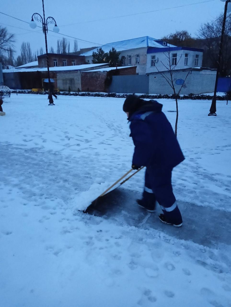 Балаковские коммунальщики освобождают дороги и тротуары от снега и наледи |  21.11.2023 | Балаково - БезФормата